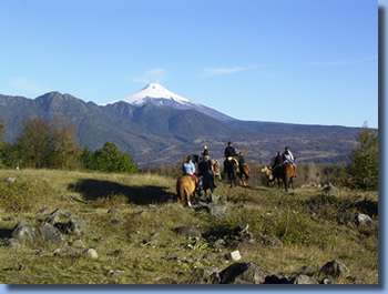 Reiter vor Vulkan Villarrica - Reiten in den Anden in Chile, Südamerika