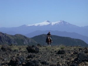Reiter vor Vulkan - Reitabenteuer Anden&uuml;berquerung Chile - Argentinien