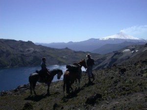 Zwei Reiter am blauen See -Reitabenteuer Anden&uuml;berquerung Chile - Argentinien