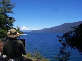 Reiter vor See und Vulkan Villarrica auf Trailritt in Chile, Südamerika