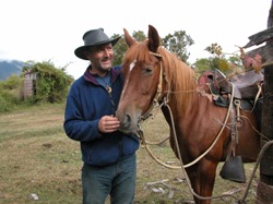 Huw and Regalona, heart and soul on the  7 day horse back riding adventure in the chilean andes. Huw und Regalona, ein herz und eine Seele auf dem Pferde trail ritt durch die chilenischen Anden.