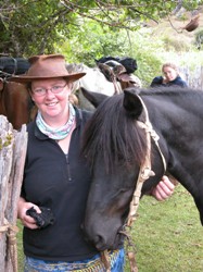 Allison and her "Polca",  Katy in the back , horse trekking in the andes. Allison mit ihrer"Polca" im Hintergrund Katy, zu Beginn ihres Rittes duch die Andinen Täler rund um Pucon.